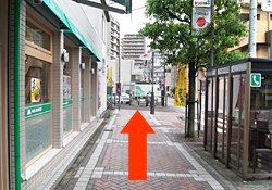 まちの駅青梅沿いを直進