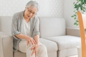 膝を痛がっている高齢の女性