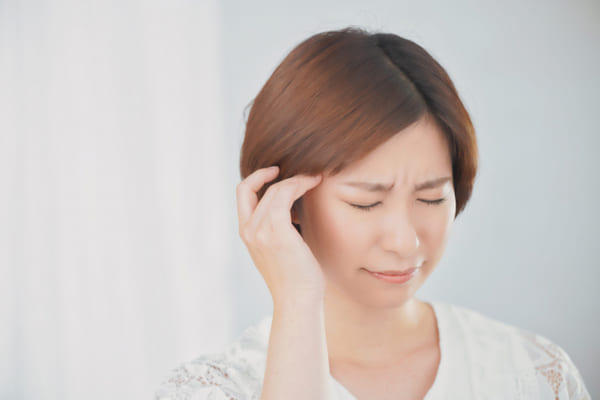 音や光による強い刺激も頭痛の原因になります